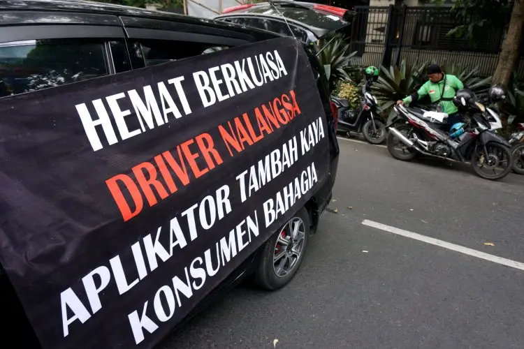 FOTO: Aksi Driver Ojek dan Taksi Online Tolak Tarif Murah