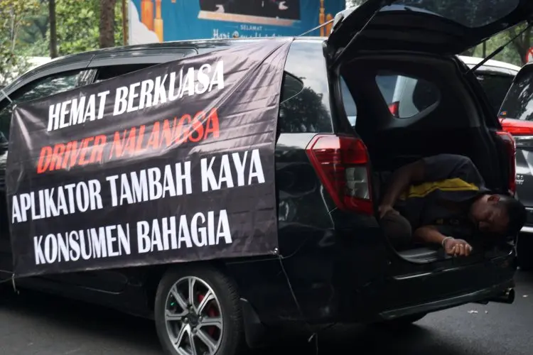 FOTO: Aksi Driver Ojek dan Taksi Online Tolak Tarif Murah