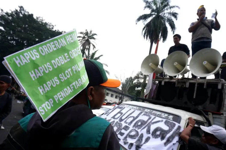 FOTO: Aksi Driver Ojek dan Taksi Online Tolak Tarif Murah
