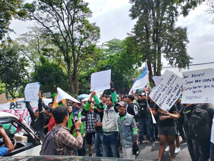 Ratusan Ojol Geruduk Gedung Sate Bandung, Minta Bantuan Pemerintah Tegur Aplikator Soal Tarif Murah