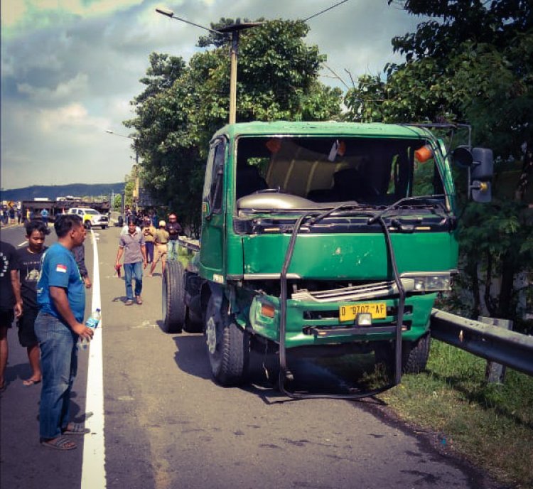 Kehilangan Kendali Sebuah Truk Kontainer Terguling Dan Menutup Jalan