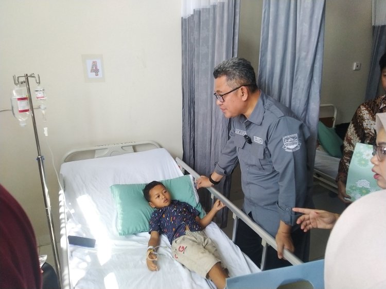 Kunjungi Pasien Keracunan di RSUD Cililin, Ade Zakir Pastikan 8 dari 13 yang Dirawat Bisa Pulang Sore ini