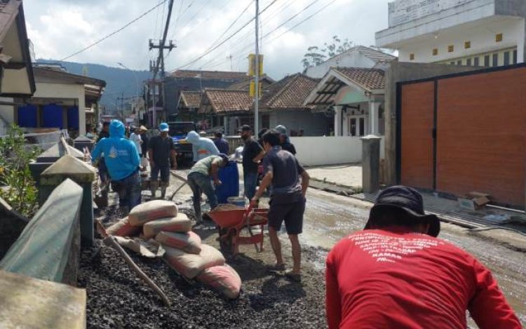 Belasan Tahun Jalan Tak Diperbaiki, Warga Desa Cikole Lembang Berikan Sindiran Monohok untuk Pemda