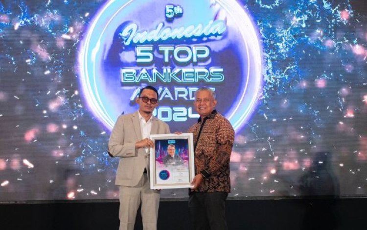 Direktur Utama bank bjb Yuddy Renaldi Terima Penghargaan Indonesia 10 Top Banker Award 2024 