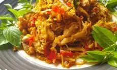 Sensasi Pedas Gurih Ayam Suwir Bumbu Bali: Sajian Istimewa untuk Hajatan