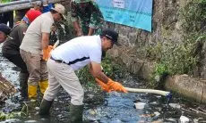 Pemkab Garut Gelar Aksi Bersih-bersih Sampah di Sungai Perkotaan