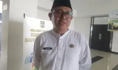 Tanggapi Viralnya Warga Terobos Coran Basah di Jalan Cihideung-Ciwaruga, Ade Zakir: Biaya Mahal, Jangan Seenaknya