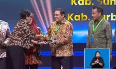 Pj. Bupati Yudia Ramli Terima Anugerah Merdeka Belajar