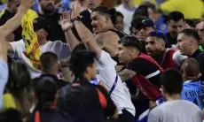 Darwin Nunez Adu Jotos dengan Suporter Kolombia, Petugas Keamanan Pada Kemana Sih?