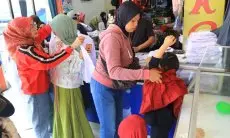 FOTO: Jelang Tahun Ajaran Baru, Penjualan Seragam Sekolah Meningkat