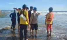 Tim SAR Cari Dua Wisatawan  Terseret Ombak di Garut
