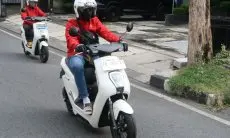 Berkendara Motor Saat Hujan? Jangan Panik! Simak Tips Ini Agar Tetap Selamat Sampai Tujuan