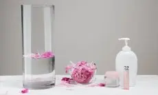 Belum Banyak yang Tahu, Ini 4 Manfaat Air Mawar untuk Kecantikan Kulit dan Rambut