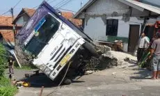 Truk Bermuatan Kopi Terguling di Lembang Lantaran Patuhi Arahan Google Maps