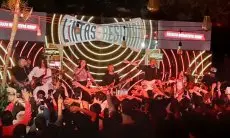 Kolaborasi Band Efek Rumah Kaca dan Barasuara Sukses Hipnotis Ratusan Penikmat Musik Bandung