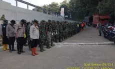 Barengan Bersihkan Sampah di Kawasan Jembatan Babakan Sapan