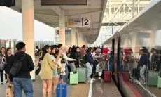Puluhan Ribu Penumpang Padati Kereta Api di Wilayah Bandung