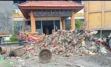 Kesal Banyak TPS Tutup dari 2021, Warga Kirim 'Kado' Tumpukan Sampah di Depan Kantor DPRD Kabupaten Sintang 