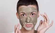 Tips Atasi Kulit Berminyak dengan Memanfaatkan Clay Mask