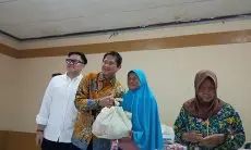 Gandeng Perusahaan, Golkar Bagikan Ratusan Sembako di Kota Bandung
