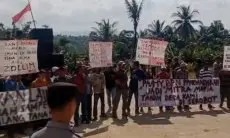 Lahan Desa Diserobot Mafia Tanah, Warga Desa Sukaresik Geruduk Kantor Kecamatan Hingga BPN