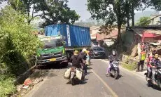 Truk Kontainer Terperosok di Tanjakan Cantilan Kutawaringin Bikin Macet Jalan Raya Soreang-Cipatik