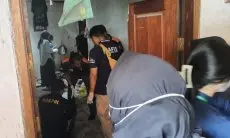 Olah TKP, Tim Forensik Ambil Sejumlah Barang Bukti di Rumah Penemuan Kerangka Ibu dan Anak di Bandung Barat