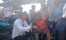 Sonny Salimi Berikan Bantuan Kursi Roda Bantu Anak Meningitis 