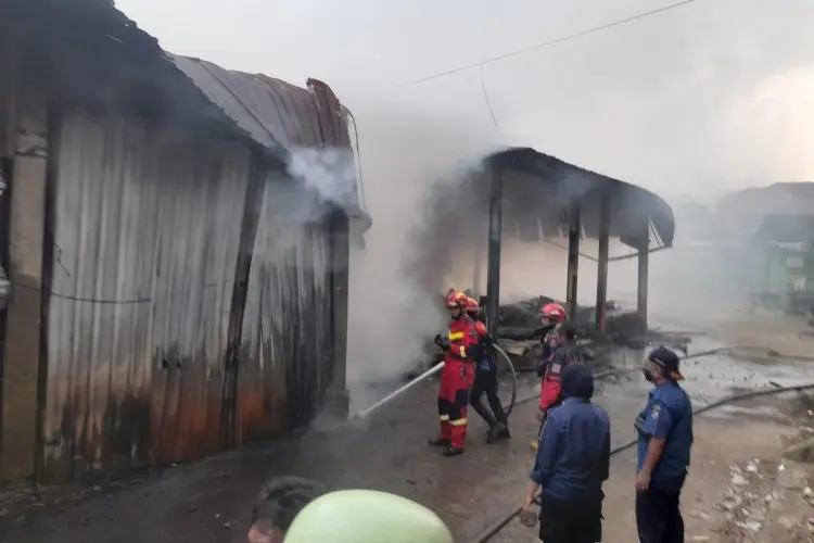 Puluhan Kios dan loss Pasar Induk TU Kemang Terbakar