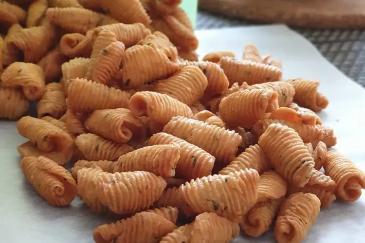 Ngemil Enak Saat Natal? Coba Kue Bawang Gunting Tanpa Telur Ini! Dijamin Habis Dalam Sekejap