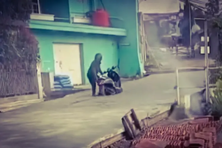 Viral Pengendara Motor Terobos Jalan Coran Basah di Parongpong, Begini Kronologisnya