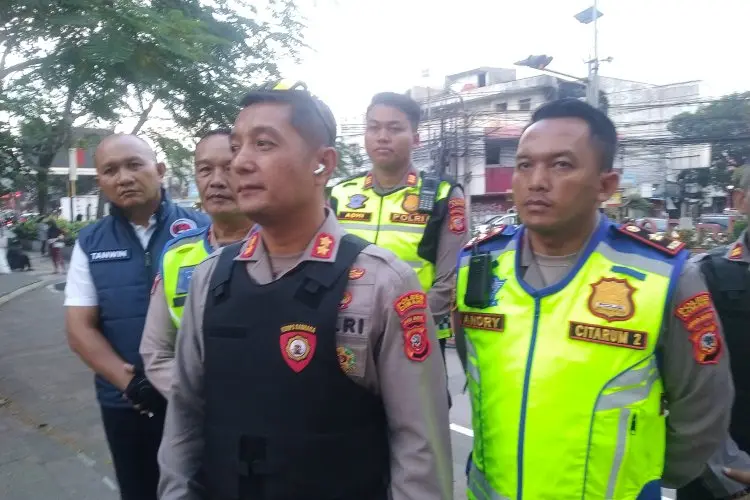 Pimpin Langsung Patroli Presisi, Kapolres Cimahi Pastikan Rasa Aman dan Nyaman saat Sore Hari