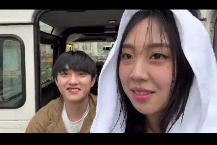 Lee Youngji Ungkap Adegan Dibalik Ciuman Mendadak DO EXO yang Mengejutkan