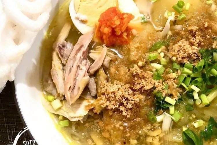 Sensasi Segar Gurih Soto Ayam Ambengan Tanpa Santan, Nampol Banget Buat Teman Nasi Hangat!