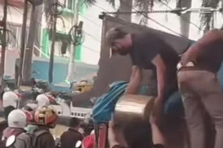 Viral Aksi Bajing Loncat di Bekasi, Pelaku Lancarkan Aksinya Saat Macet