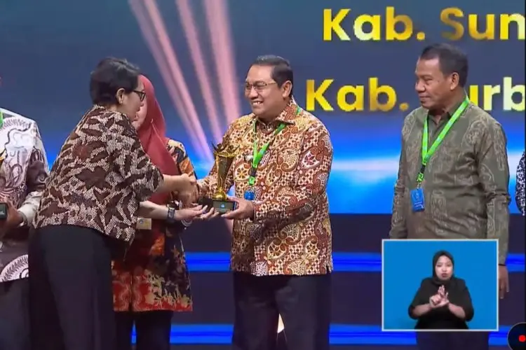 Pj. Bupati Yudia Ramli Terima Anugerah Merdeka Belajar