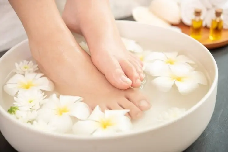 6 Tips Rendam Kaki dengan Bahan-bahan di Rumah untuk Kaki yang Cantik dan Lembut