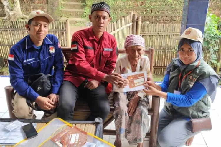 PILKADA 2024: Petugas Temukan Dua Pemilih Berusia 100 Tahun Lebih
