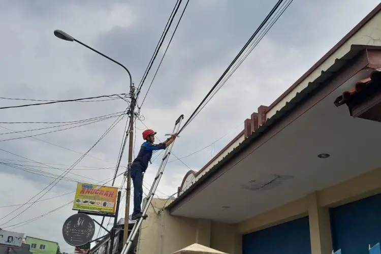 Hasil dari Patroli, PLN Icon Plus melakukan perapihan Kabel Fiber Optik di Subang