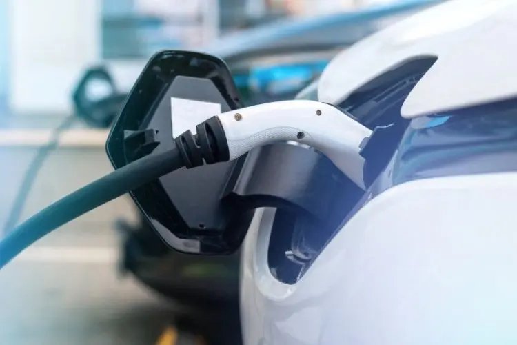 Pabrikan Mobil Rusia Luncurkan Mobil Hybrid Domestik Pertama I-Space