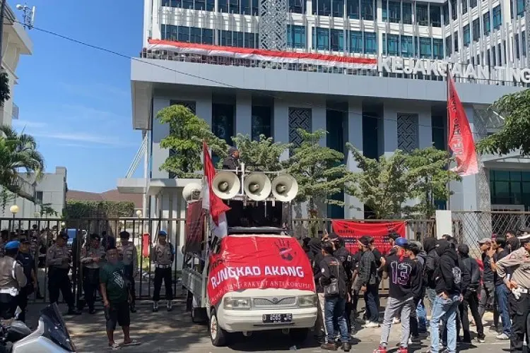 Aksi Demo Di Kejati Jabar, Tuntut PJ Bupati Bandung Barat dan ASN Majalengka Ditahan