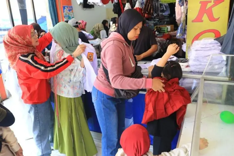 FOTO: Jelang Tahun Ajaran Baru, Penjualan Seragam Sekolah Meningkat