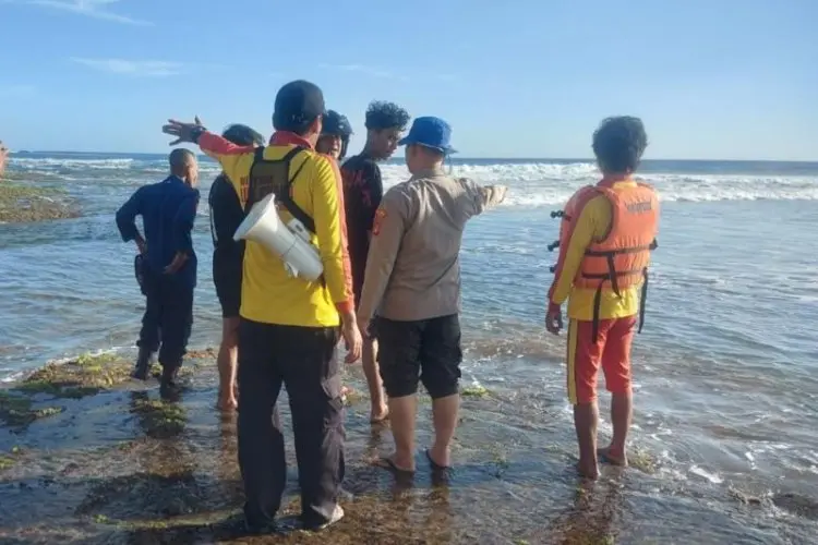 Tim SAR Cari Dua Wisatawan  Terseret Ombak di Garut