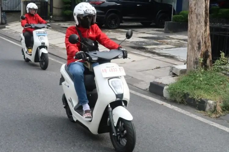 5 Tips Jaga Keselamatan Saat Berkendara Motor di Musim Hujan