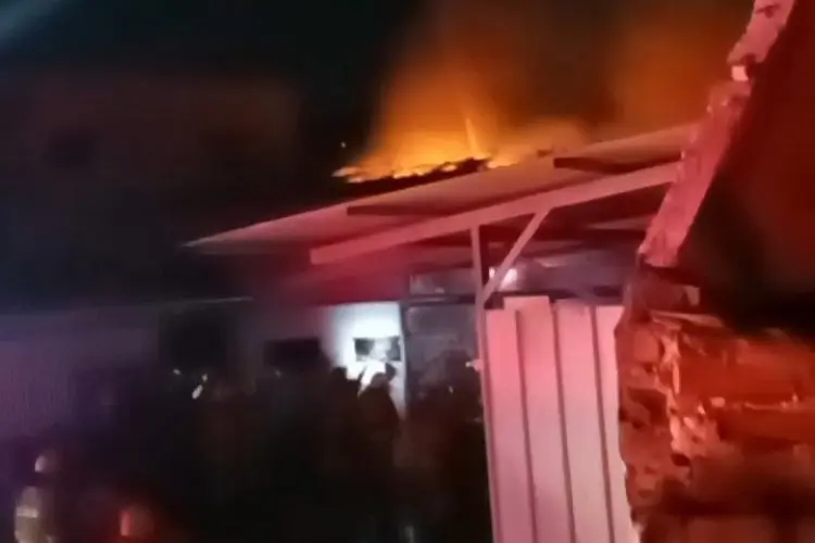 Satu Gedung Penyimpanan Bahan Kimia Dan Bangunan Bekas Hotel Di Bandung Terbakar Malam Tadi