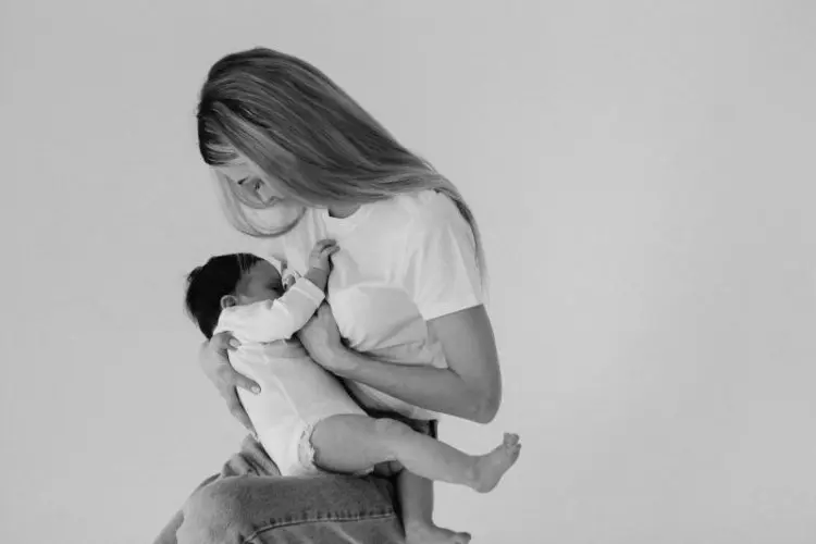 Ibu Alami Baby Blues Saat Menyusui Anak, Begini Saran Terbaik dari Psikolog Vera Itabiliana