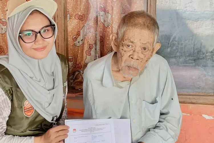 Selain Mak Omot, Abah Ija Jadi Pemilih Tertua di KBB