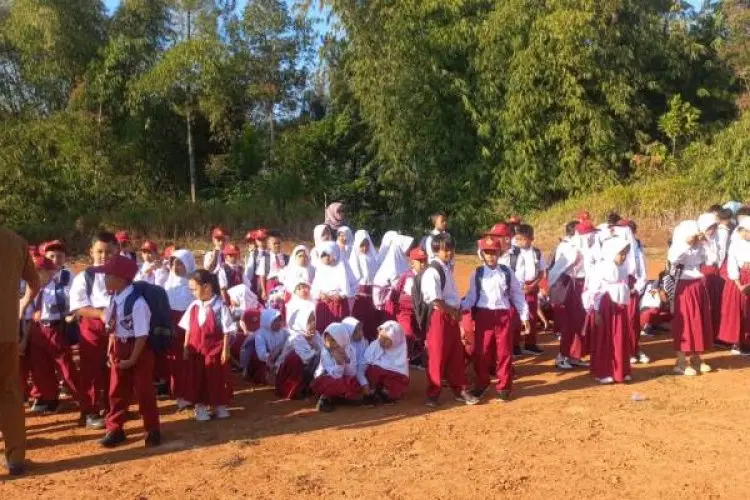 Siswa SDN Babakan Talang 1 Laksanakan MPLS di Lapang Terbuka, Disdik KBB: Bukan Kebijakan Sekolah, Tapi Inisiatif Orang Tua Siswa 