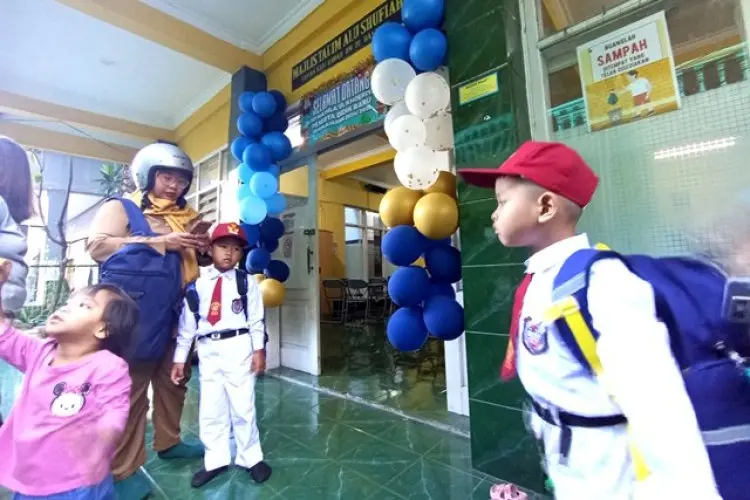 FOTO: Hari Pertama Masuk Siswa SD di Bandung
