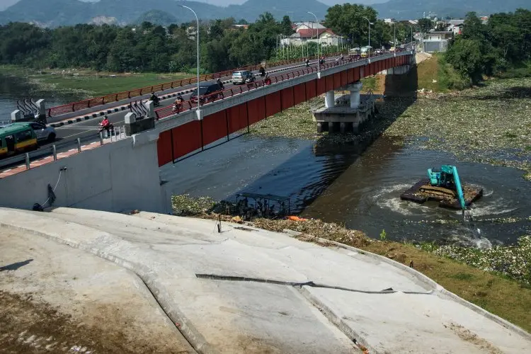 Pembersihan Sampah di Kawasan Jembatan BBS Batujajar Tuntas 